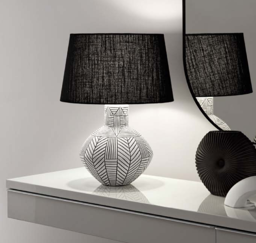 Lume in ceramica con decoro geometrico bianco-nero paralume nero 1XE27 non incl. AZTEC Lume in ceramica con decoro geometrico bianco-nero paralume nero 1XE27 non incl. AZTEC